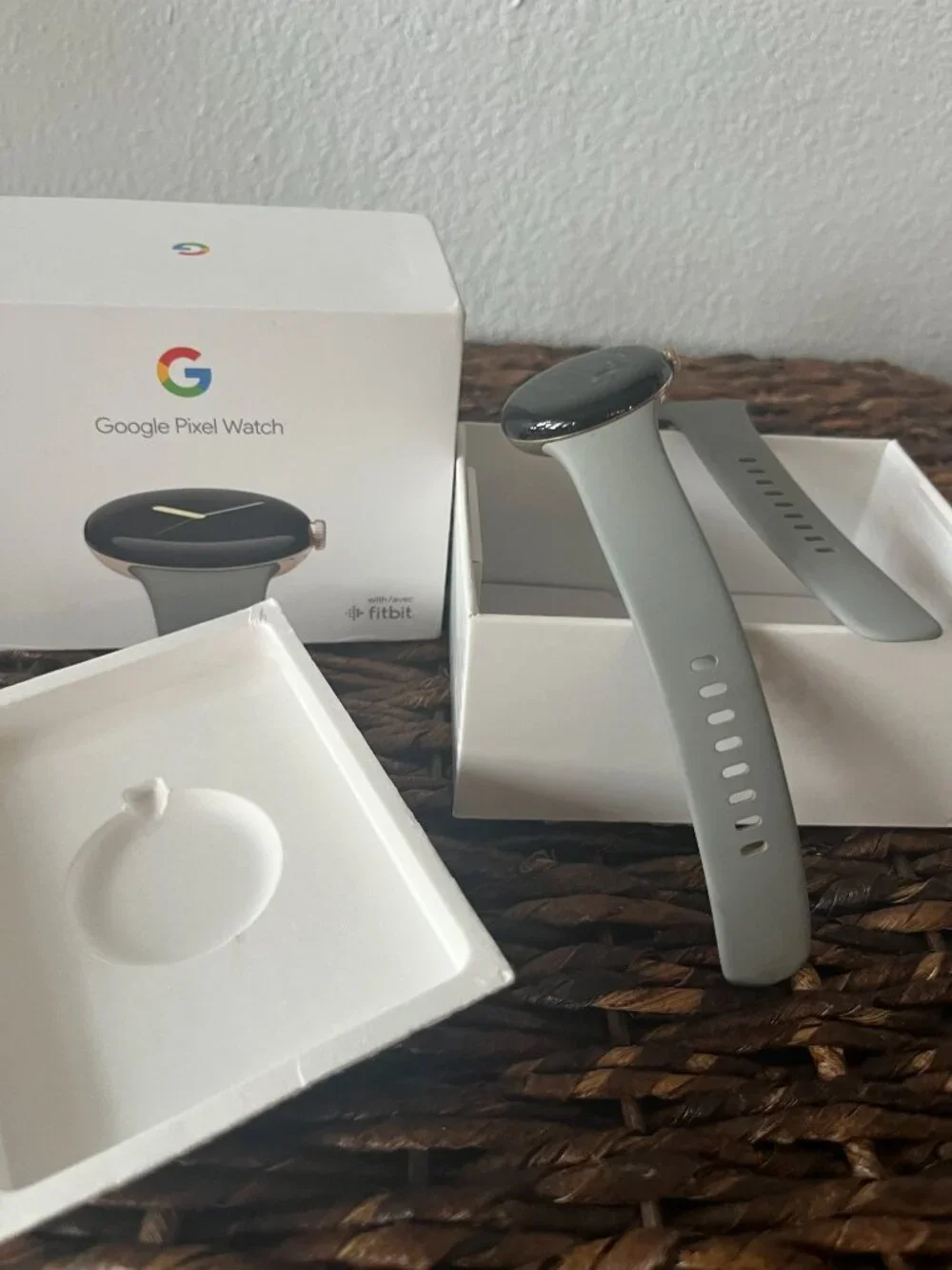 Google Pixel Watch Wifi in Original Box in Gold/Hazel